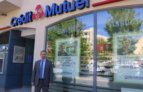 Vincent Boschi devant l'agence de Six-Fours, Place des Poilus