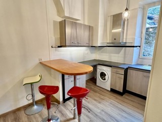 Vente  Appartement T2  de 30 m² à Hyères 105 000 euros Réf: SFN-1502621
