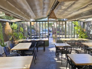 Vente  Local commercial de 170 m² à Hyères 381 500 euros