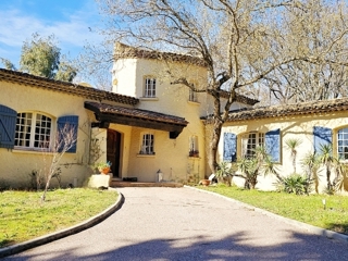 Vente  Maison de 215 m² à Garéoult 569 000 euros