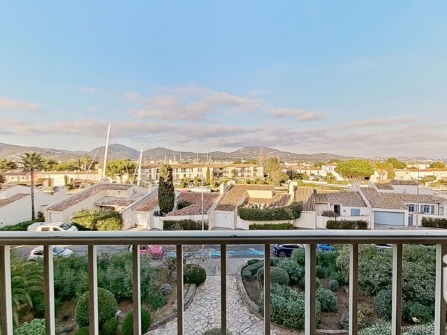 Vente  Appartement F2  de 46 m² à Cogolin 326 500 euros Réf: SFN-1661218