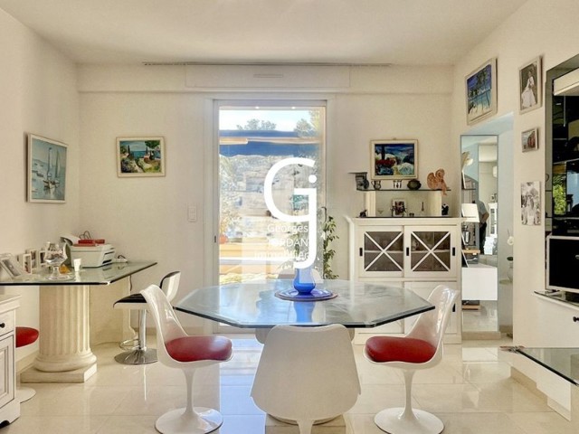 Vente  Appartement F3  de 124 m² à Saint Raphaël 1 250 000 euros Réf: SFN-1582417