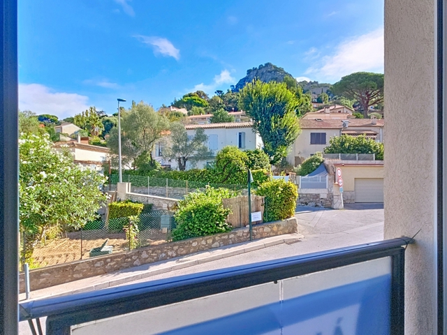 Vente  Appartement F2  de 57 m² à Hyères 185 000 euros Réf: SFN-1852603