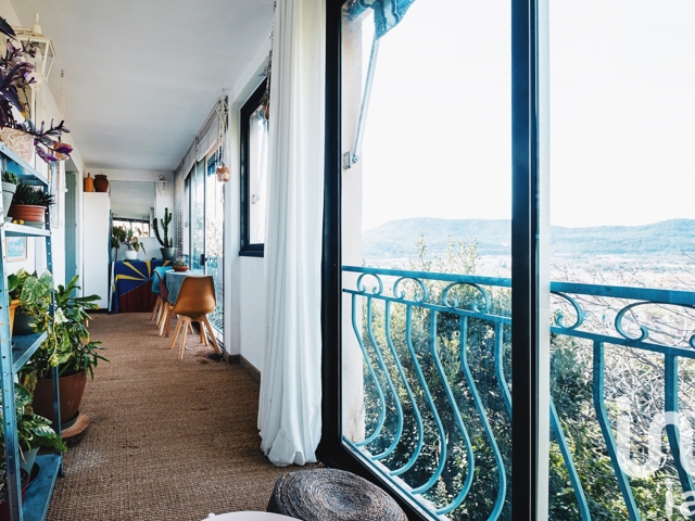 Vente  Appartement F3  de 54 m² à Hyères 272 000 euros Réf: SFN-1854250