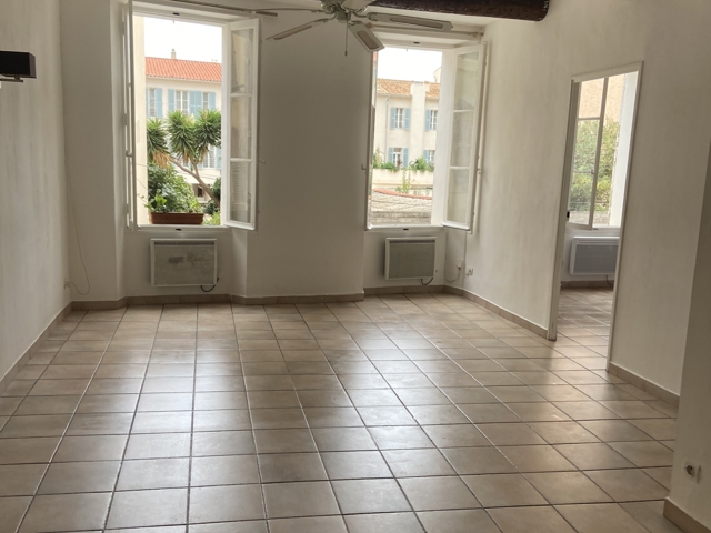 Vente  Appartement F2  de 53 m² à Hyères 154 000 euros Réf: SFN-1610788