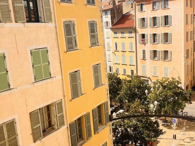 Vente  Appartement T2  de 49 m² à Toulon 149 000 euros Réf: SFN-1862162