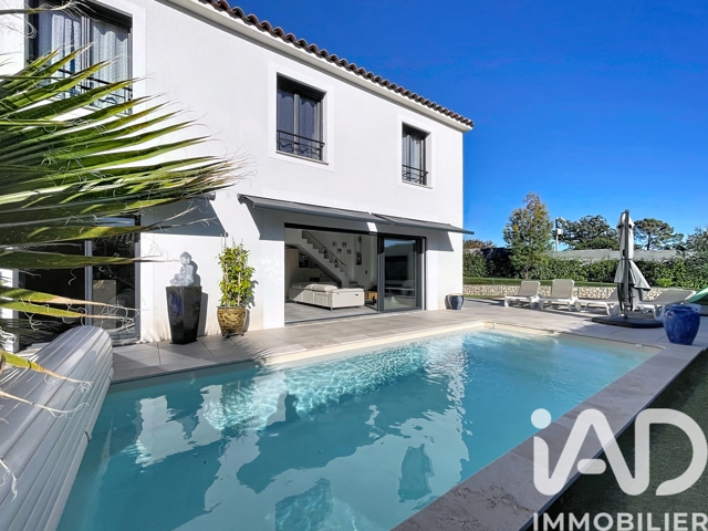 Vente  Maison de 120 m² à Bagnols en Forêt 699 000 euros Réf: SFN-1879762