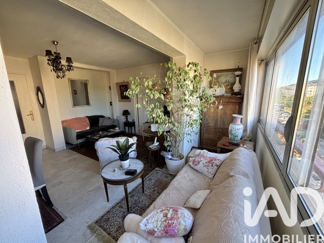 Vente  Appartement F2  de 47 m² à Hyères 145 000 euros Réf: SFN-1889900