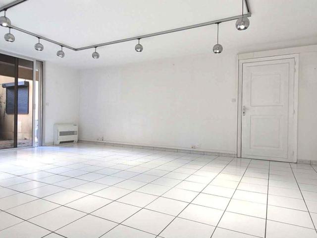 Vente  Local commercial de 139 m² à Fréjus 370 000 euros Réf: SFN-1938518