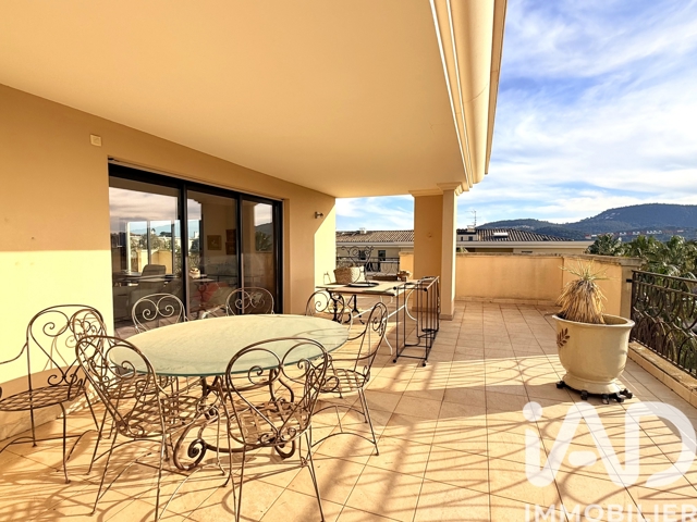 Vente  Appartement T5  de 138 m² à Hyères 1 140 000 euros Réf: SFN-1856821