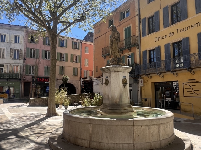 Vente  Appartement F2  de 63 m² à Solliès Pont 130 000 euros Réf: SFN-1988551