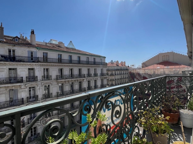Vente  Appartement T5  de 106 m² à Toulon 275 000 euros Réf: SFN-1968207