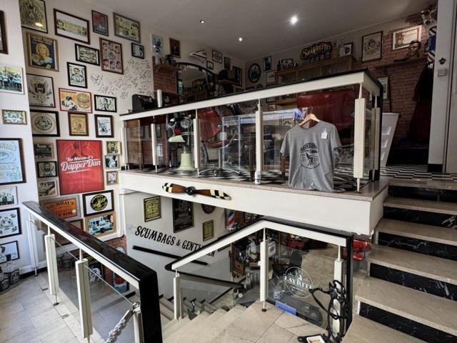 Vente  Local commercial de 65 m² à Hyères 208 000 euros Réf: SFN-1994107