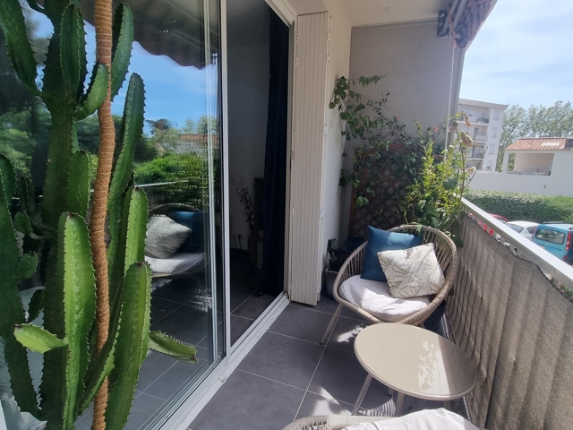 Vente  Appartement F3  de 64 m² à Six-Fours 260 000 euros Réf: SFN-1990570