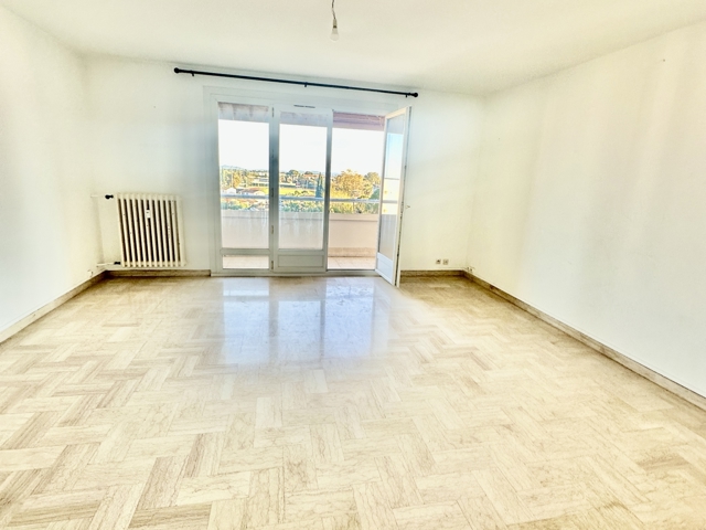 Vente  Appartement T3  de 83 m² à Hyères 273 000 euros Réf: SFN-2010313