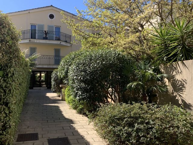Vente  Appartement F4  de 73 m² à Hyères 359 000 euros Réf: SFN-1989779
