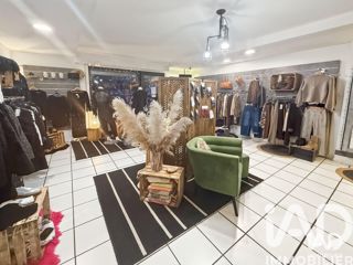 Vente  Local commercial de 152 m² à Saint Maximin la Sainte Baume 55 400 euros