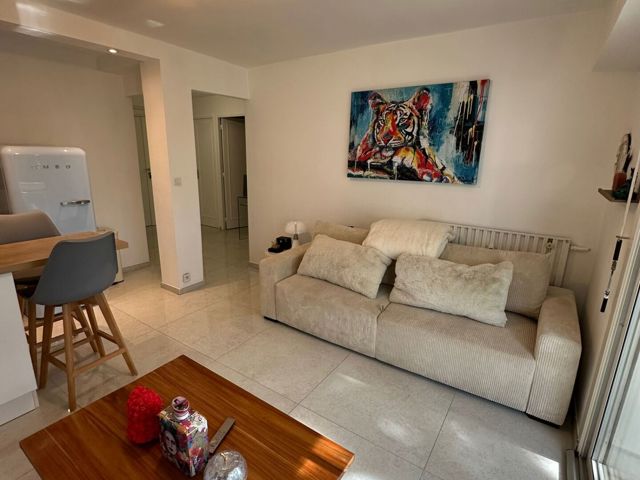 Vente  Appartement F2  de 51 m² à Hyères 247 000 euros Réf: SFN-2038366
