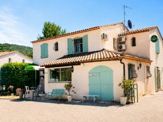 Vente  Local commercial de 880 m² à Tourrettes 800 000 euros