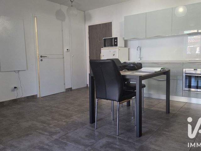 Vente  Appartement T3  de 47 m² à La Crau 243 000 euros Réf: SFN-2092481