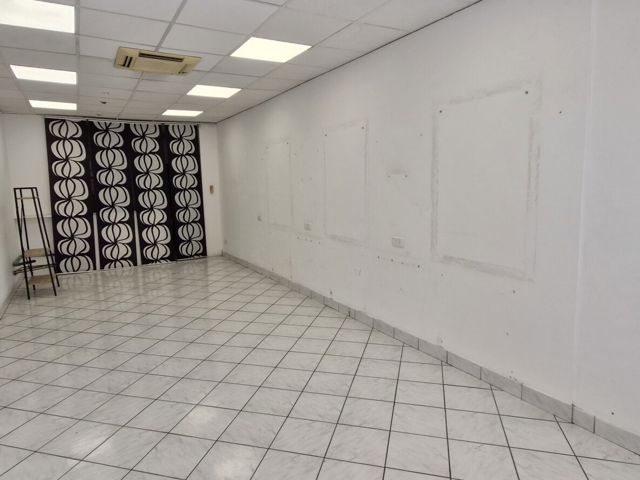 Vente  Local commercial de 45 m² à Hyères 179 000 euros Réf: SFN-2102726