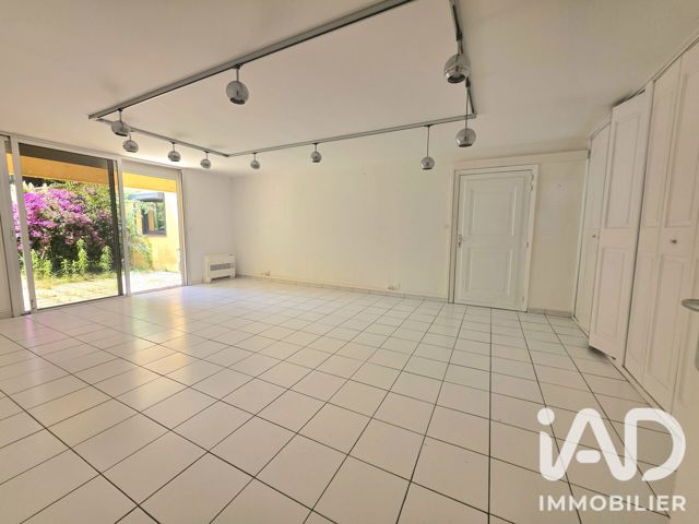 Vente  Local commercial de 139 m² à Fréjus 350 000 euros Réf: SFN-2108976