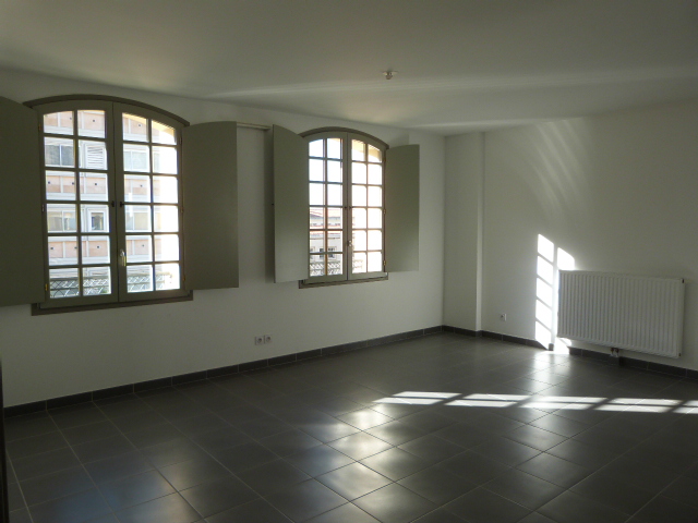 Location  Appartement F3  de 73 m² à Toulon Le Port 824 euros Réf: SFN-IC42