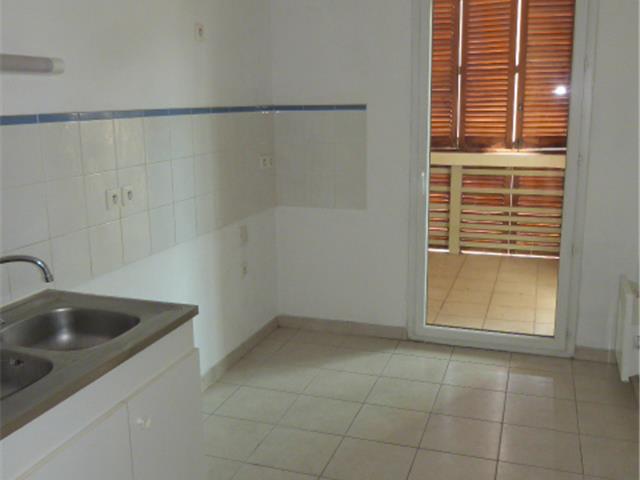 Location  Appartement T3  de 68 m² à Toulon Saint Roch 449 euros Réf: SFN-HVA99