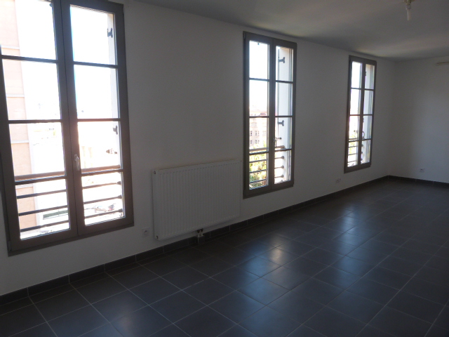 Location  Appartement T4  de 109 m² à Toulon Le Port 1 058 euros Réf: SFN-IC41