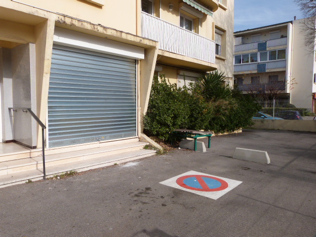 Location  Local commercial de 16 m² à La Seyne Saint Jean 360 euros Réf: SFN-4